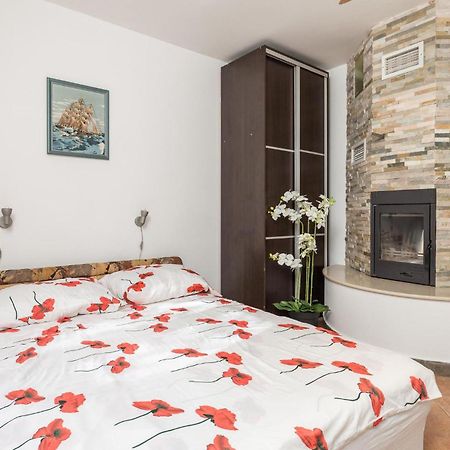 1 Bedroom Beautiful Apartment In Vrh Vrh  Esterno foto