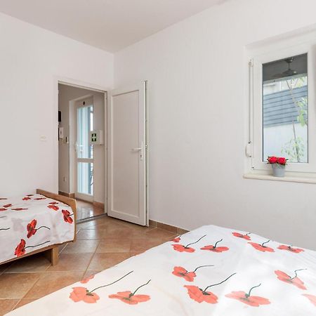1 Bedroom Beautiful Apartment In Vrh Vrh  Esterno foto