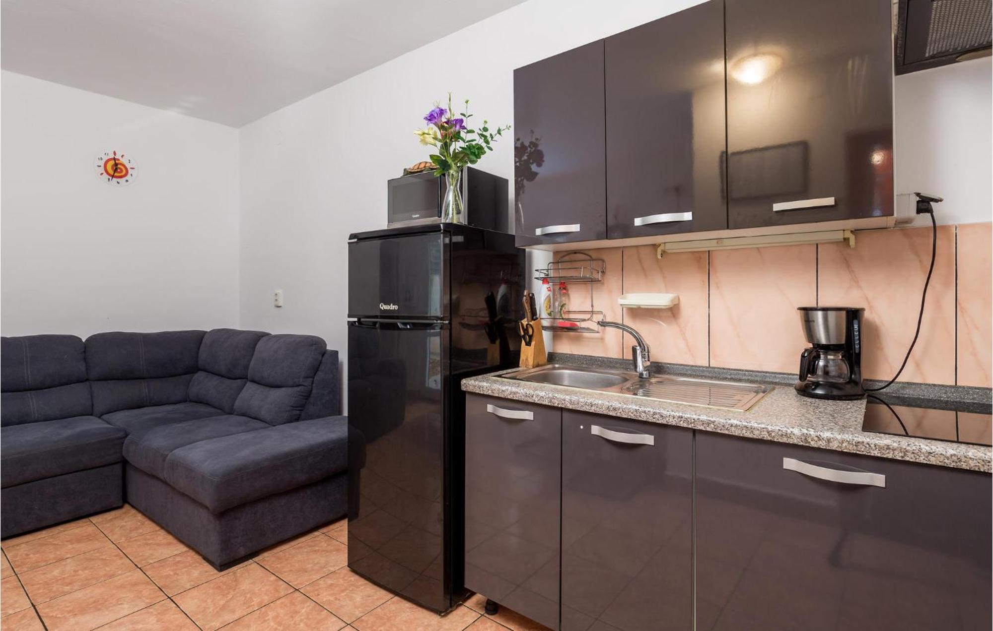 1 Bedroom Beautiful Apartment In Vrh Vrh  Esterno foto