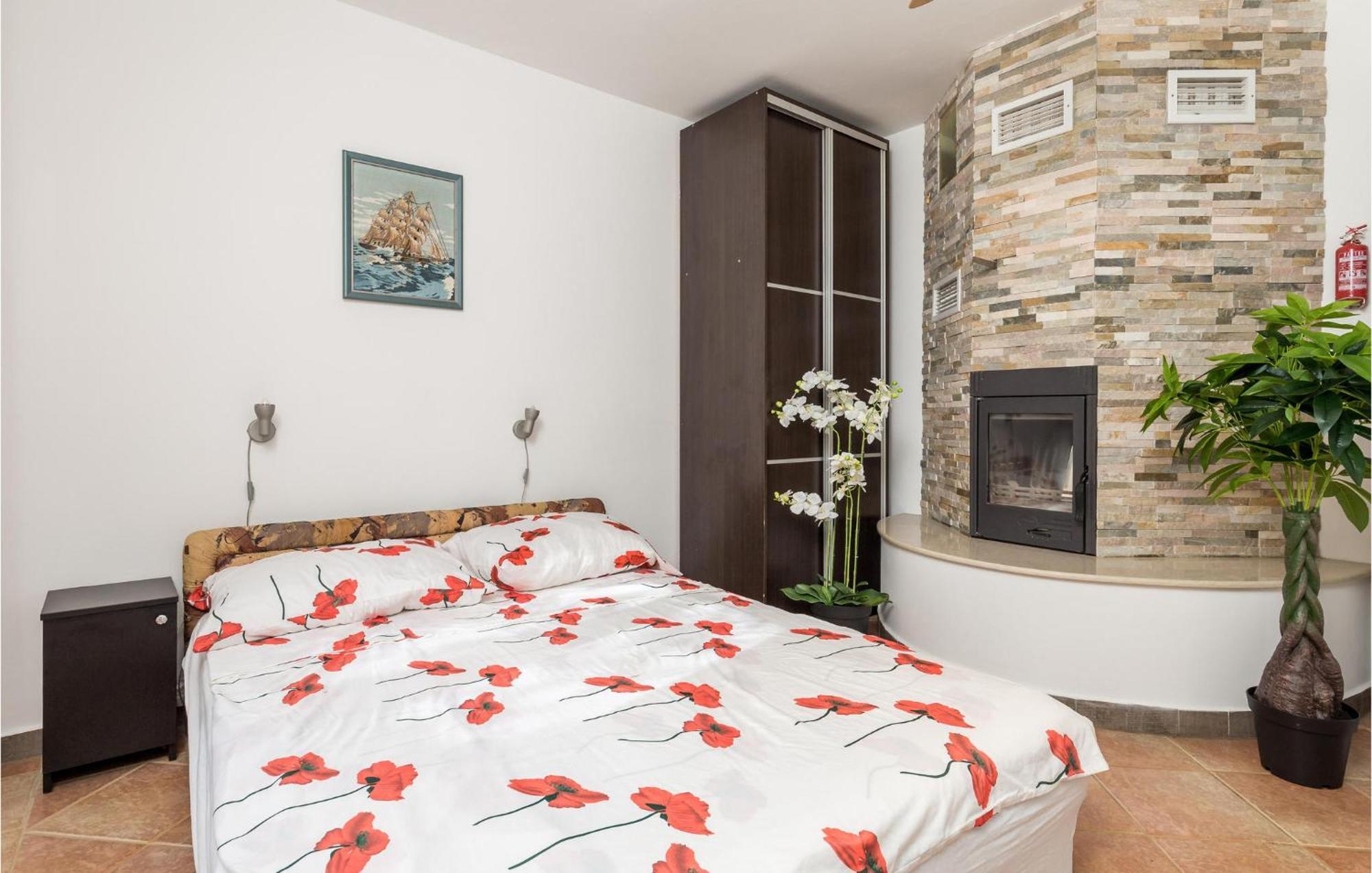 1 Bedroom Beautiful Apartment In Vrh Vrh  Esterno foto