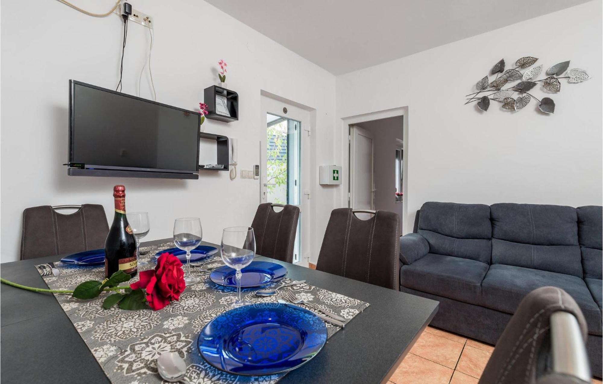 1 Bedroom Beautiful Apartment In Vrh Vrh  Esterno foto