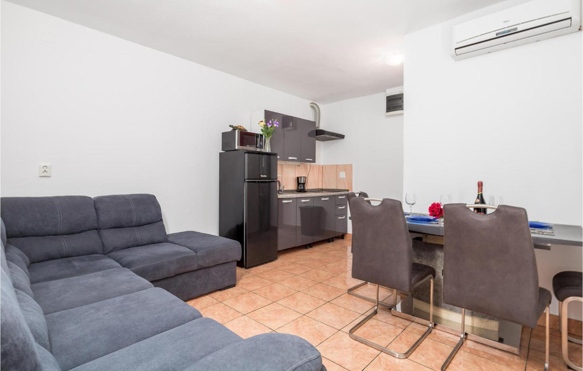 1 Bedroom Beautiful Apartment In Vrh Vrh  Esterno foto