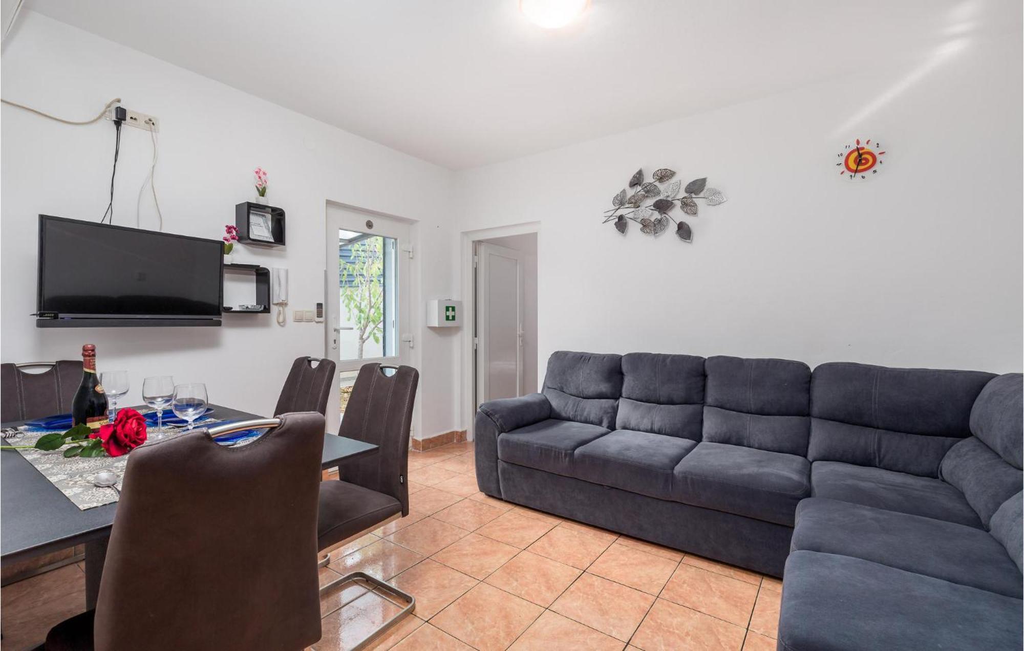 1 Bedroom Beautiful Apartment In Vrh Vrh  Esterno foto