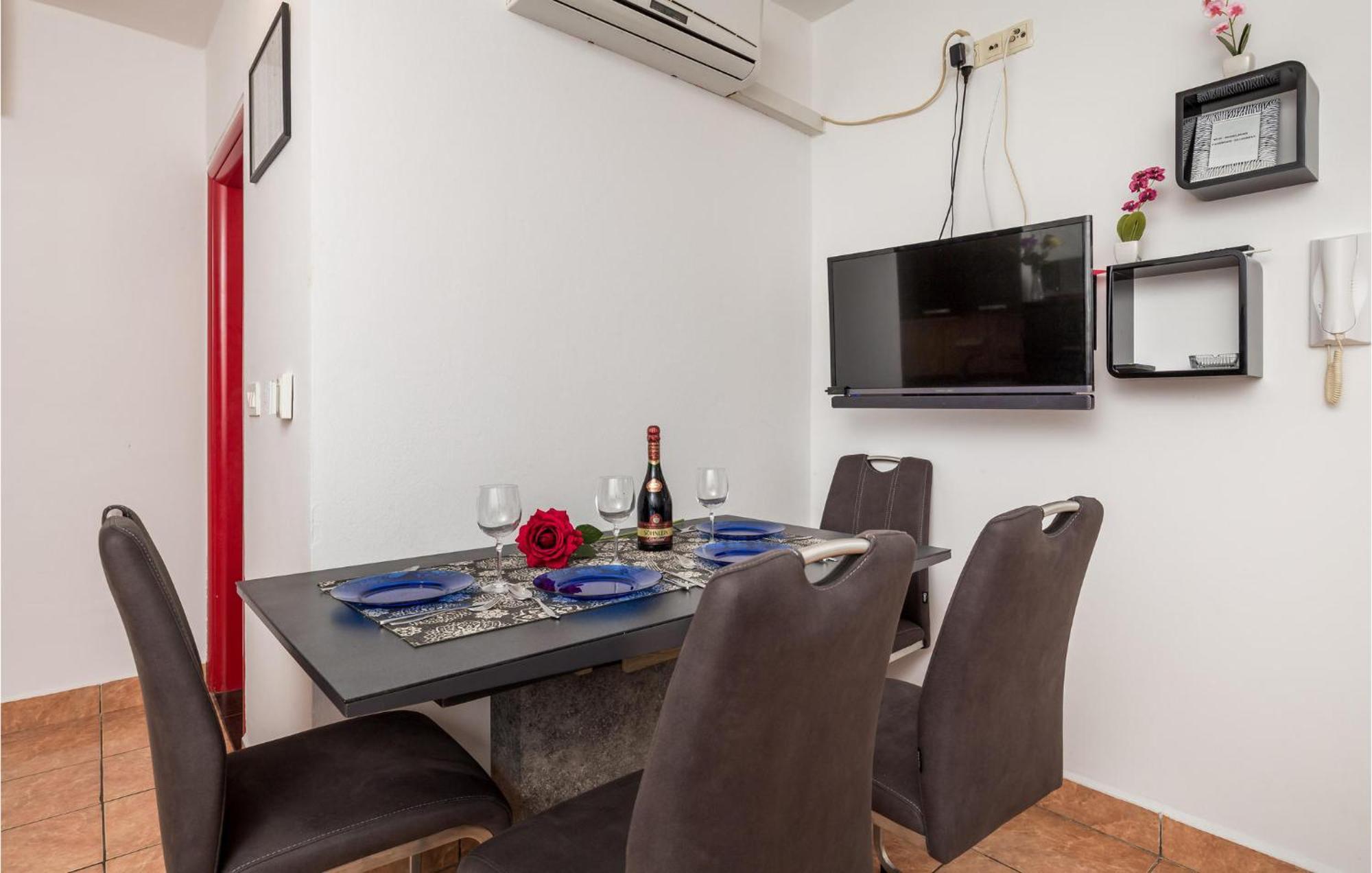 1 Bedroom Beautiful Apartment In Vrh Vrh  Esterno foto