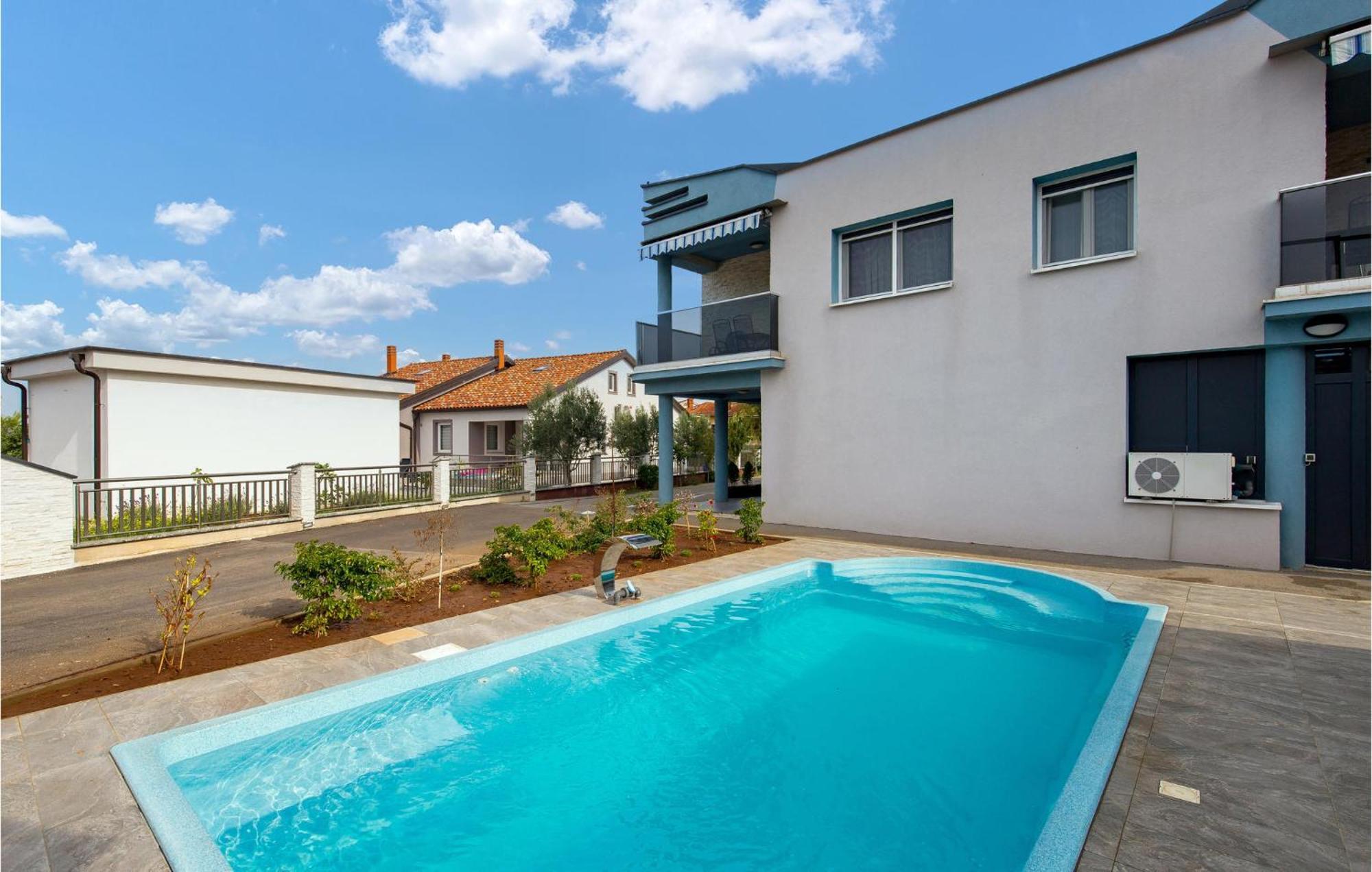 1 Bedroom Beautiful Apartment In Vrh Vrh  Esterno foto