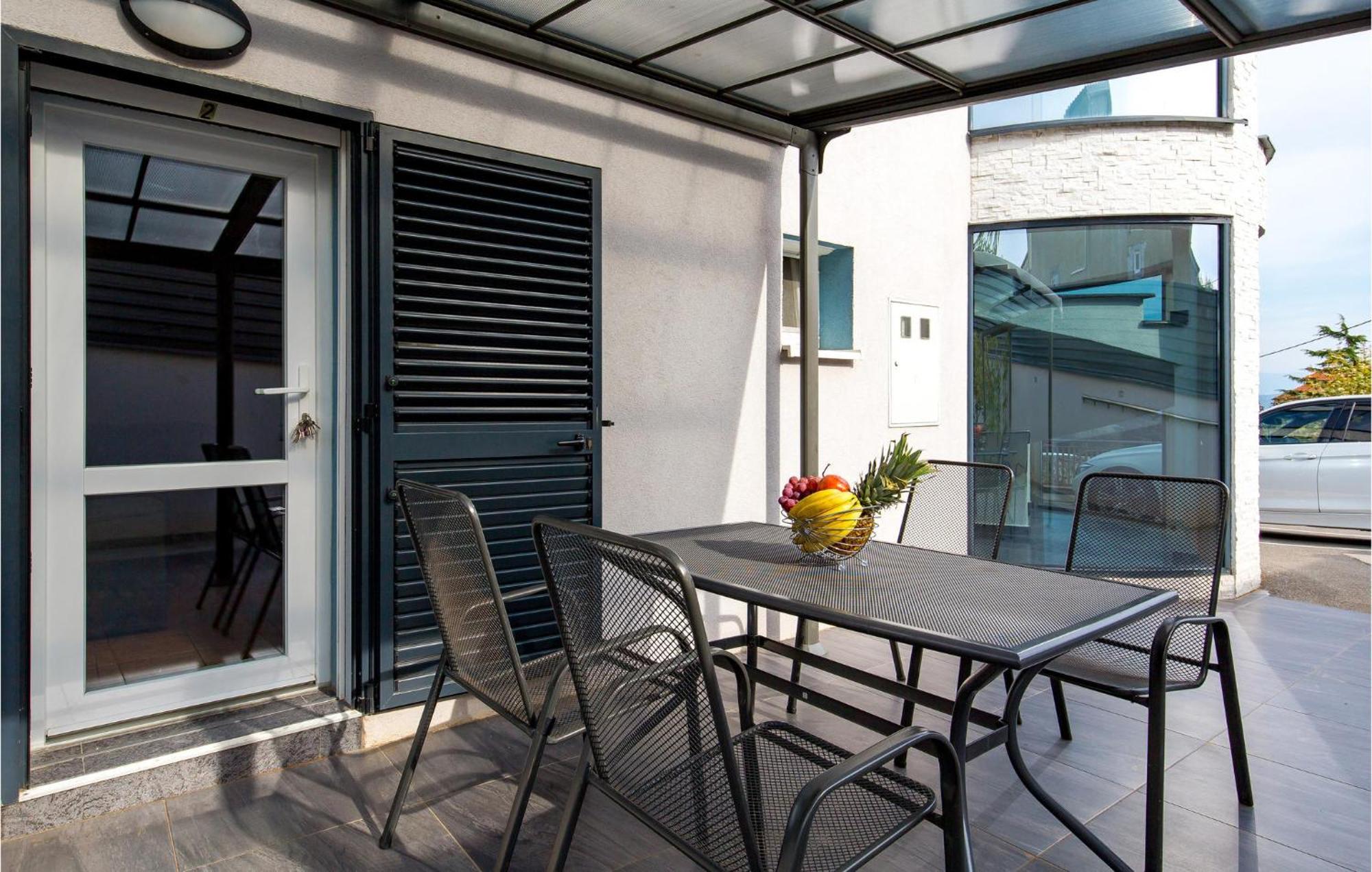 1 Bedroom Beautiful Apartment In Vrh Vrh  Esterno foto