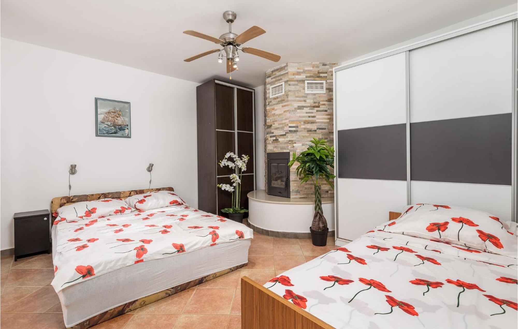 1 Bedroom Beautiful Apartment In Vrh Vrh  Esterno foto