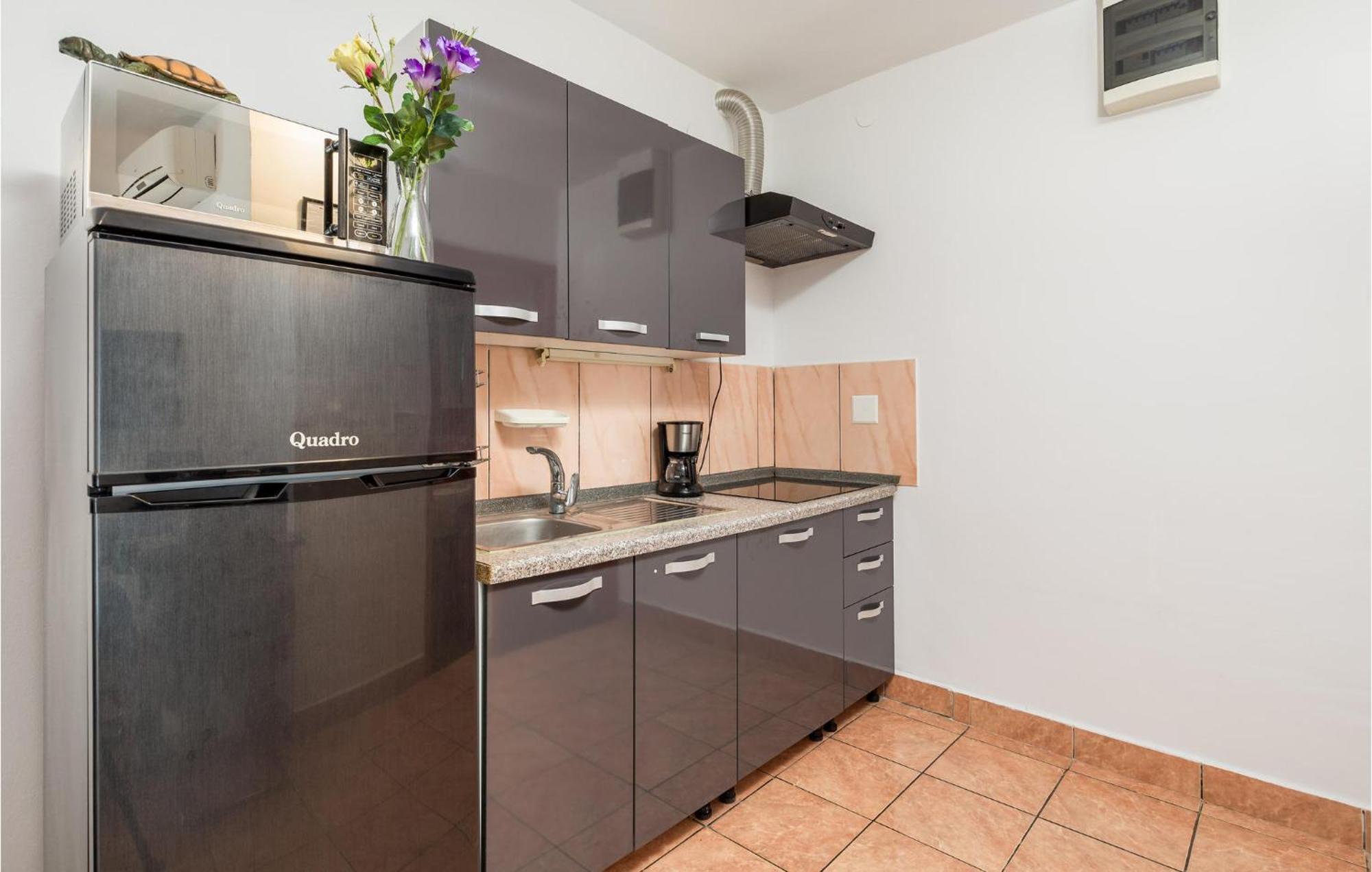 1 Bedroom Beautiful Apartment In Vrh Vrh  Esterno foto