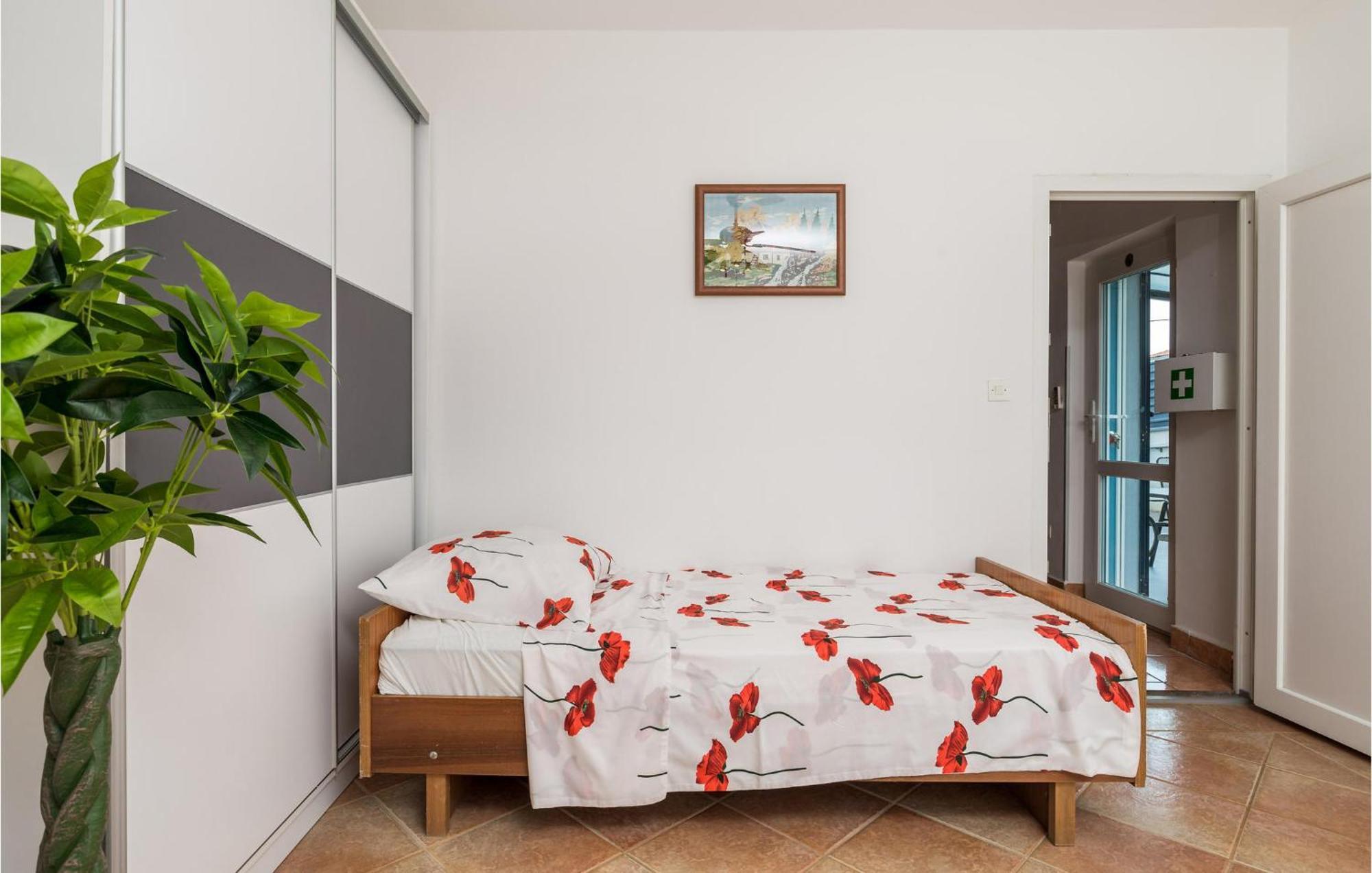 1 Bedroom Beautiful Apartment In Vrh Vrh  Esterno foto